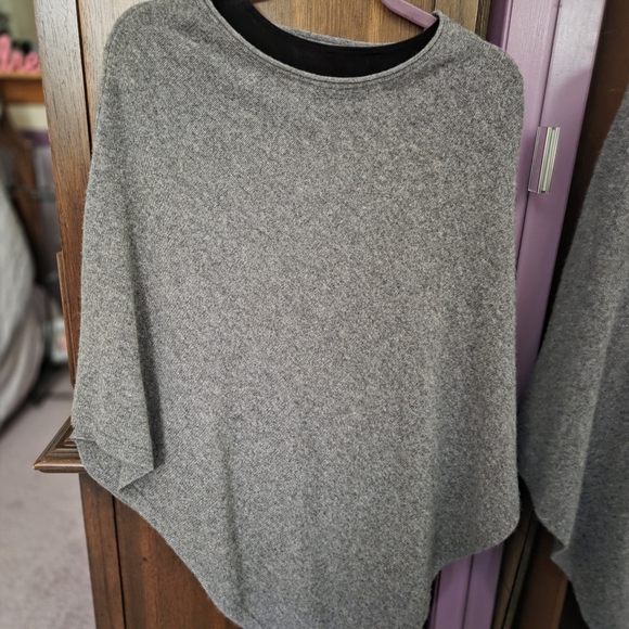 Soft luxurious, 100% 2-ply cashmere Gray Knit Poncho - Picture 8 of 9